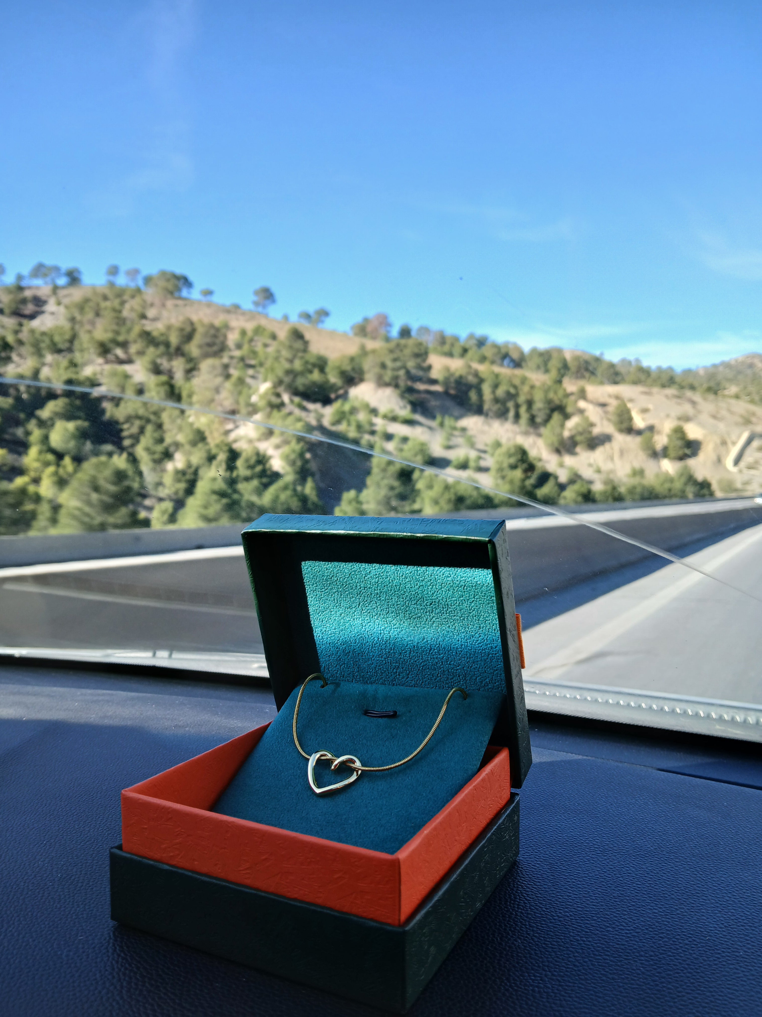 قلادة القلب الذهبي مع علبة فخمة